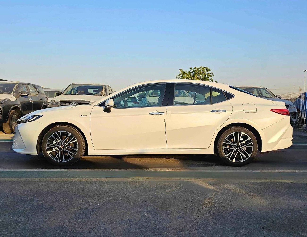 Toyota Camry G PREMIUM / 2.5L HYBRID / HEADUP DISPLAY / PANORAMAIC ROOF / CHINESS SPECS (CODE # HYBRID)