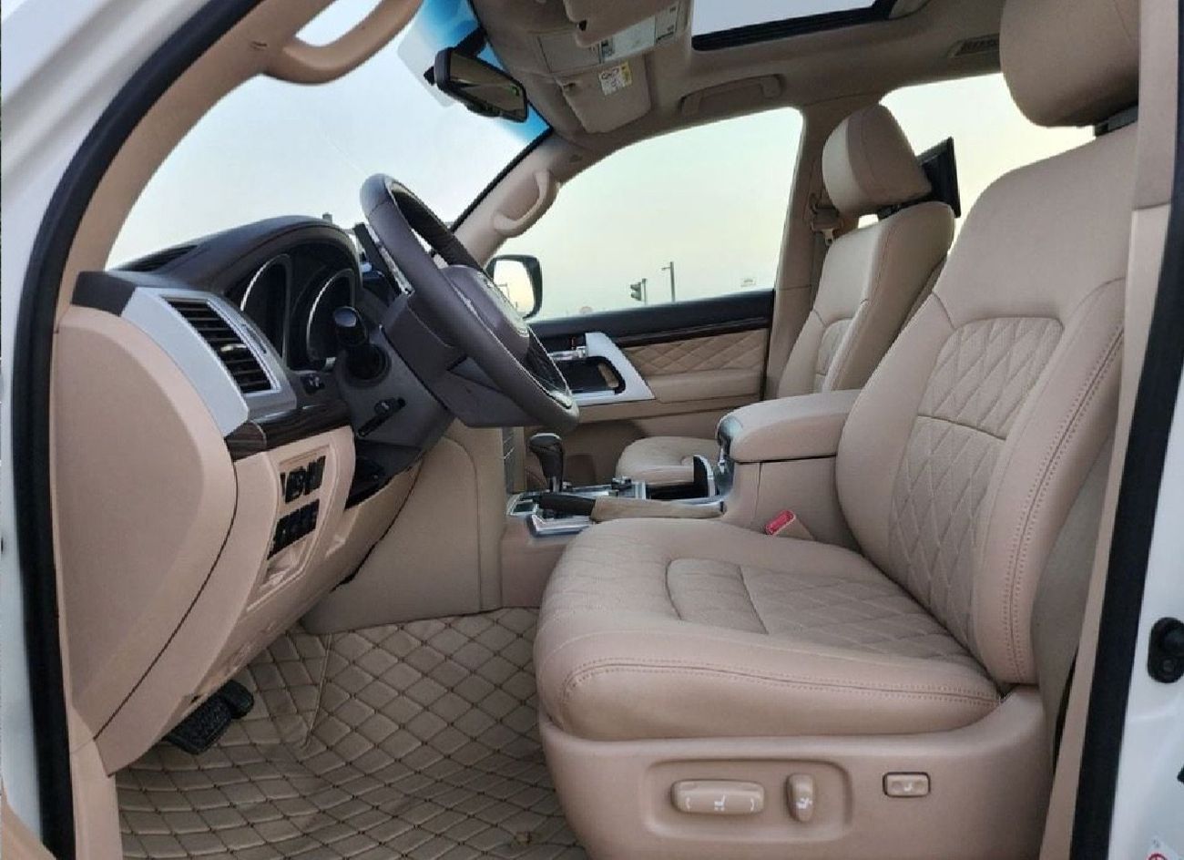 تويوتا لاند كروزر 2015 VXR V8 Facelift 2024 Ship Full Option Top Of The Range Car is very clean Title