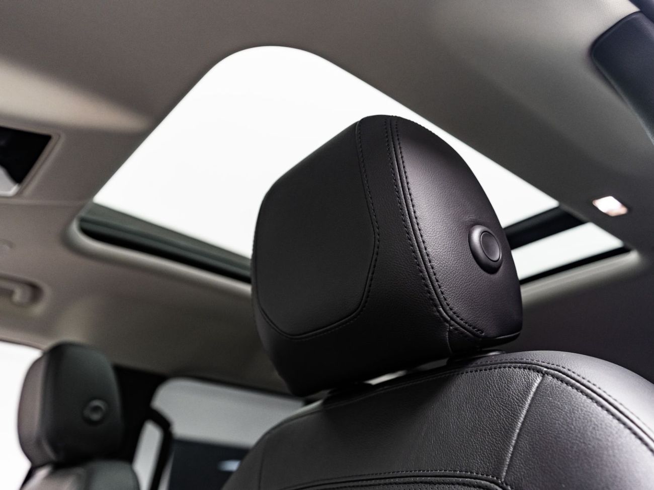 لاند روفر ديفندر 2023 Land Rover Defender 110 P300 SE, 2.0 TC I4 4WD, 300bhp, 8 Speed Auto