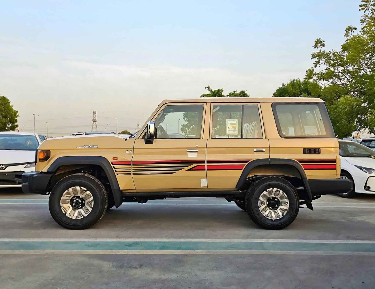 Toyota Land Cruiser 70 LC76 LX/4.0L PETROL A/T/DIFFLOCK, WINCH, SNORKEL, REFRIGERATOR, OVER FENDER/ CODE#H76PAF