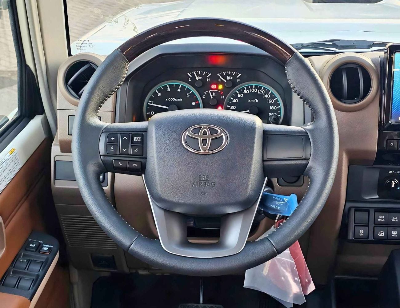 تويوتا لاند كروزر 70 LX LC76 5 DOORS / 4.0L V6 PETROL A/T / LEATHER SEATS / DVD+CAMERA/PWR WINDOWS & LOCKS (CODE#H76PAF)