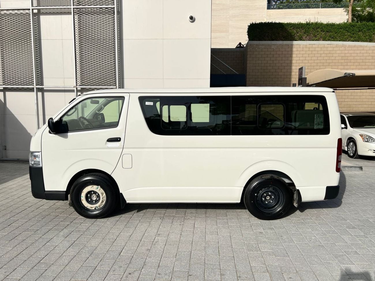 تويوتا هاياس 2025 Toyota Hiace Deluxe 15-Seater Standard Low-Roof 2.5L 4-Cyl Diesel M/T RWD Only For Africa