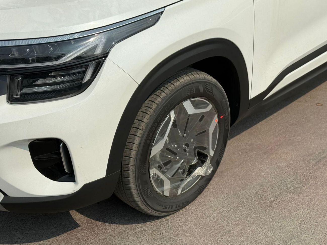 Kia Seltos KIA SELTOS 1.5L CHINESE SPECS FULL OPTION WITH BLACK ROOF