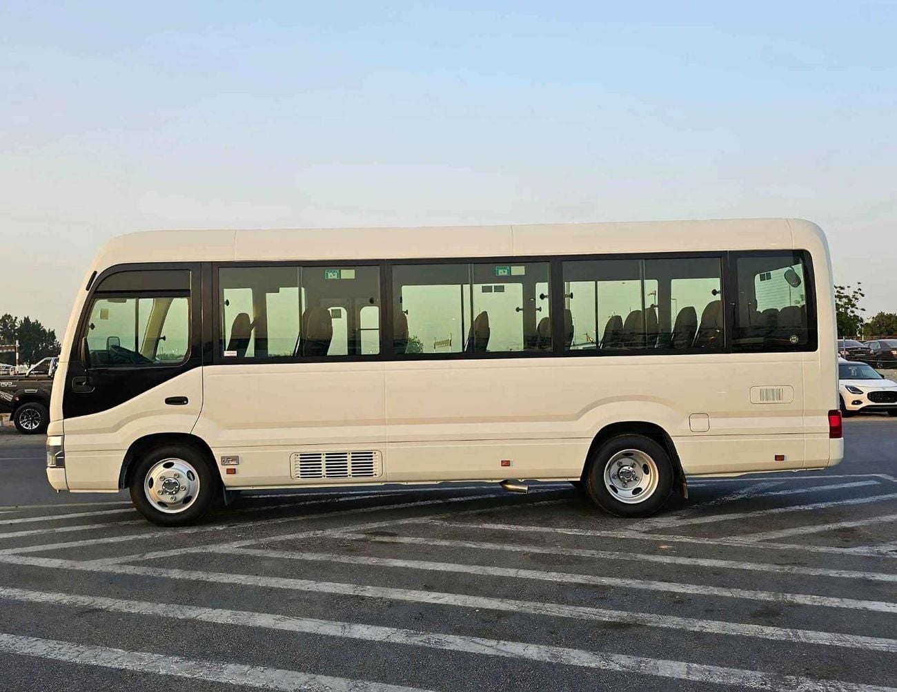 Toyota Coaster 4.0L V4 DIESEL / 23 STR M/T / AUTO DOOR / BAGGAGE TRAY WITH RACK (CODE # COD4J)