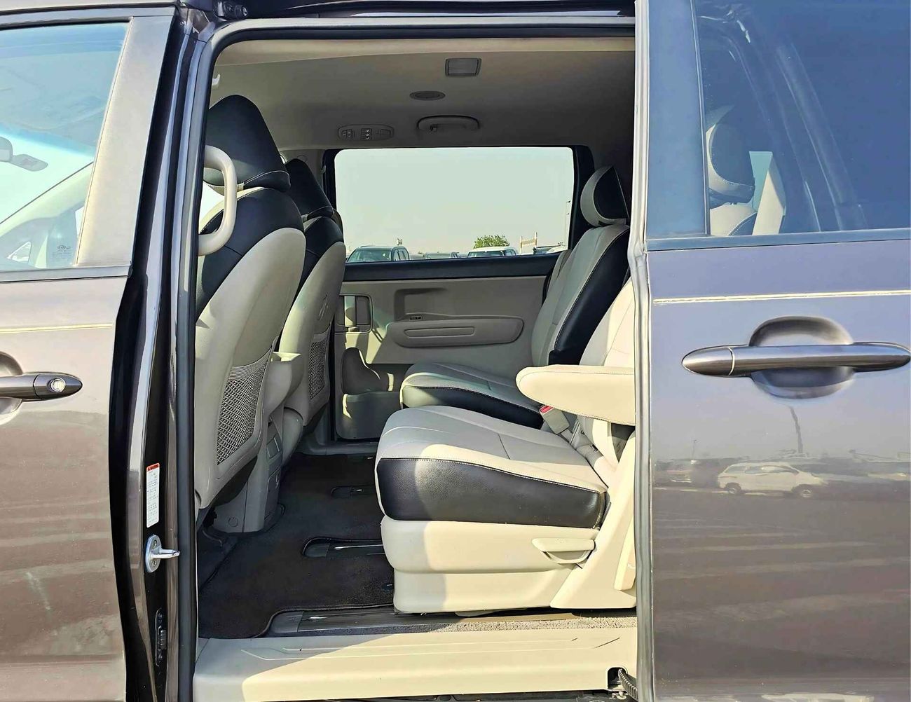 Kia Sedona LX / V6 / 3.3L / 7 SEATS / EXPORT ONLY / LOT# 31911