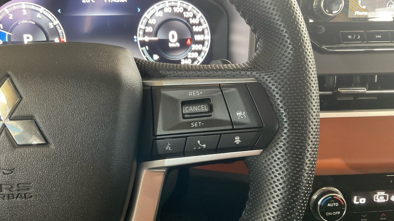 ميتسوبيشي آوتلاندر 2.5 GLX AUTO 4WD 7SEAT PREMIUM LAUNCH ED | شامل الضمان | 0 ﺪﻔﻋﺓ ﺃﻮﻟﻯ