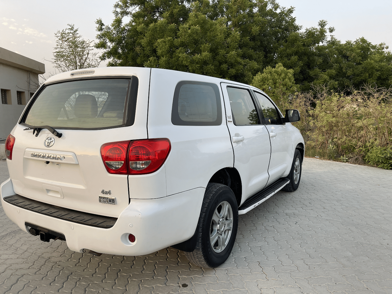 Toyota Sequoia Limited Toyota Sequoia   MODEL 2012  V8     L5,7   Excellent Condition (GCC  _ SPEC) - VERY GOOD CON
