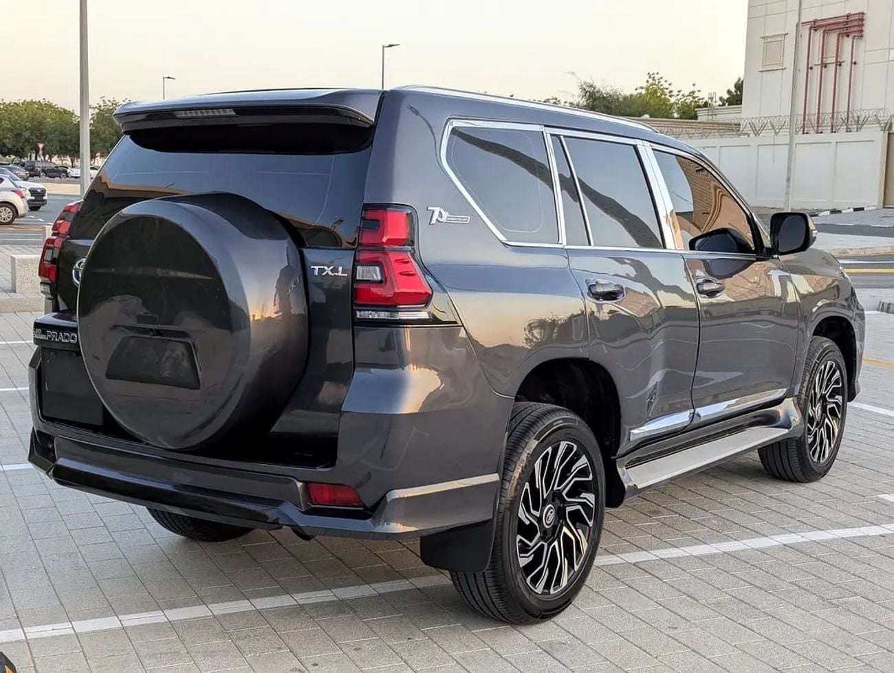 Toyota Prado TX-L Facelifted With Interior And Exterior TXL GCC Specs In excellent Condition