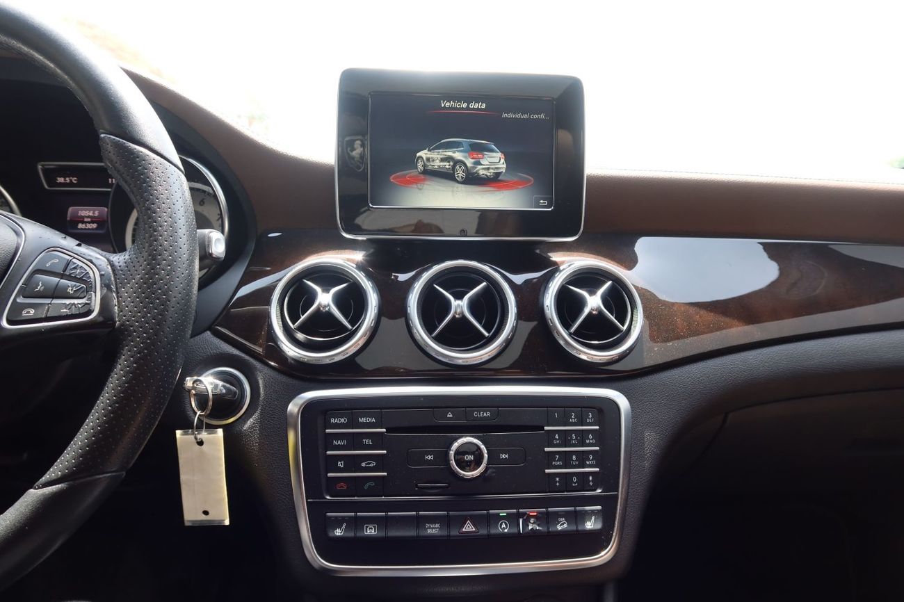 مرسيدس بنز GLA 250 Std 2.0L (211 HP)