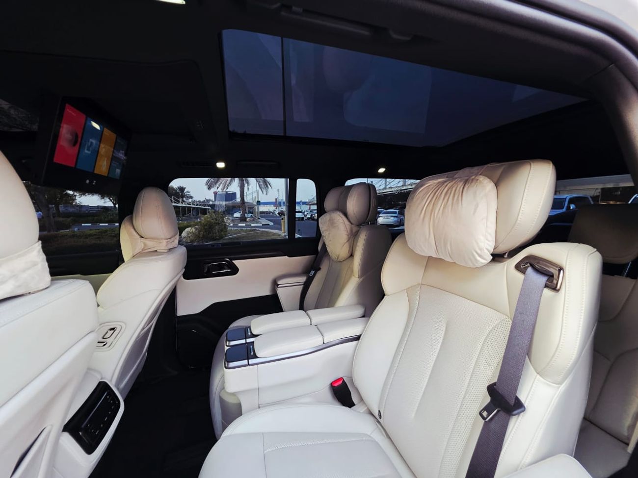 ROX 01 ROX 01 VIP GCC UNDER WARRANTY WITH SERVICE CONTRACT 1.5T 1500CC 18000 KELOMETER 6 SEATS HYBRID