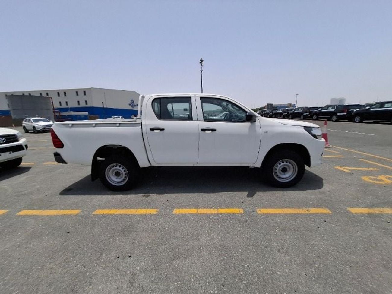 تويوتا هيلوكس Toyota Hilux Double Cab Narrow Body Manual 2.4L Diesel