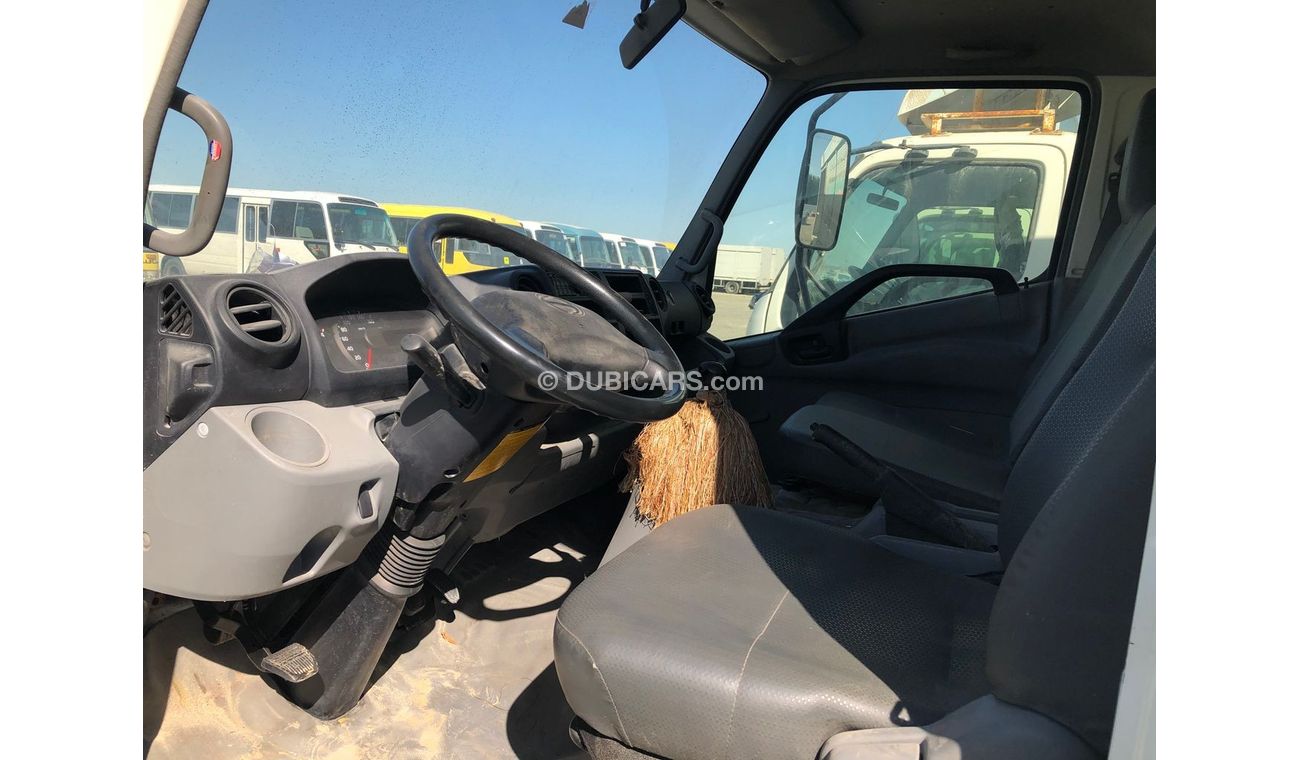 Hino 300 Hino 916 Delivery Truck,model:2015.Excellent condition