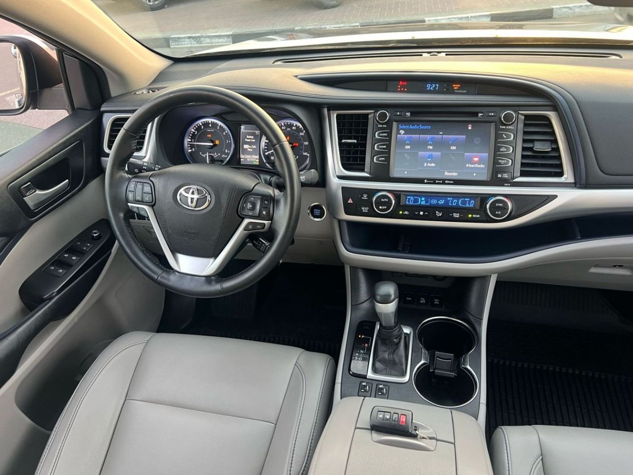 Toyota Highlander 2018 TOYOTA HIGHLANDER XLE   3.5L V-6 //   4 WHEEL DRIVE - 4X4 // SUNROOF //  PUSH START   // LEATHE