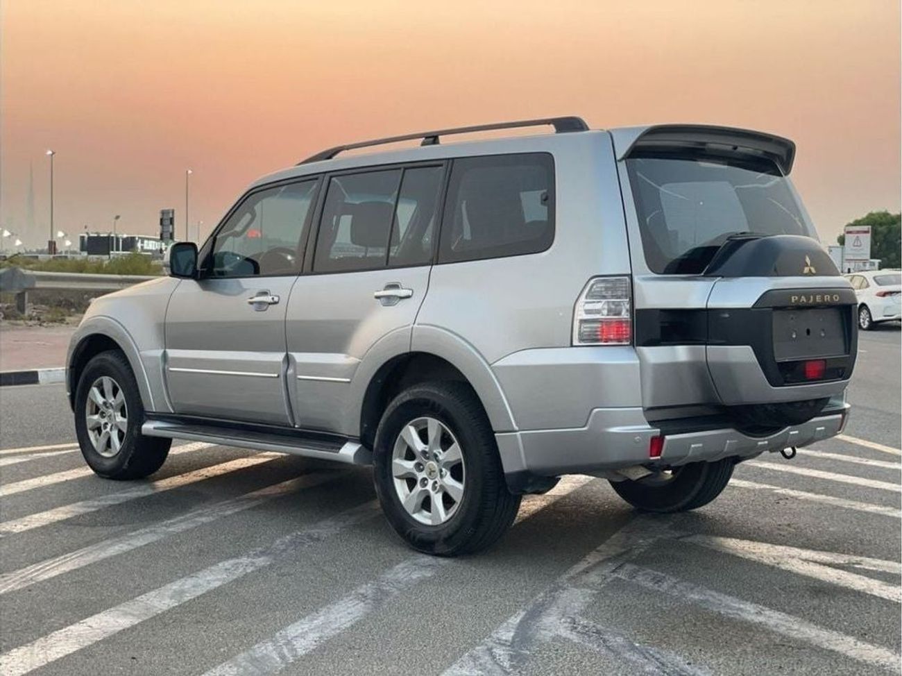 ميتسوبيشي باجيرو 2022 Mitsubishi Pajero GLS 3.0L MidOption+ 7 Seater - 4x4 AWD - Rear CAM - Original Paint -