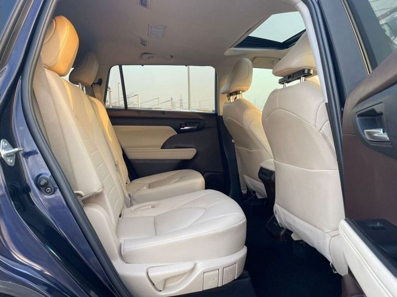 تويوتا هايلاندر 2022 Toyota Highlander XLE Full Option Inside Special Beige With Radar /