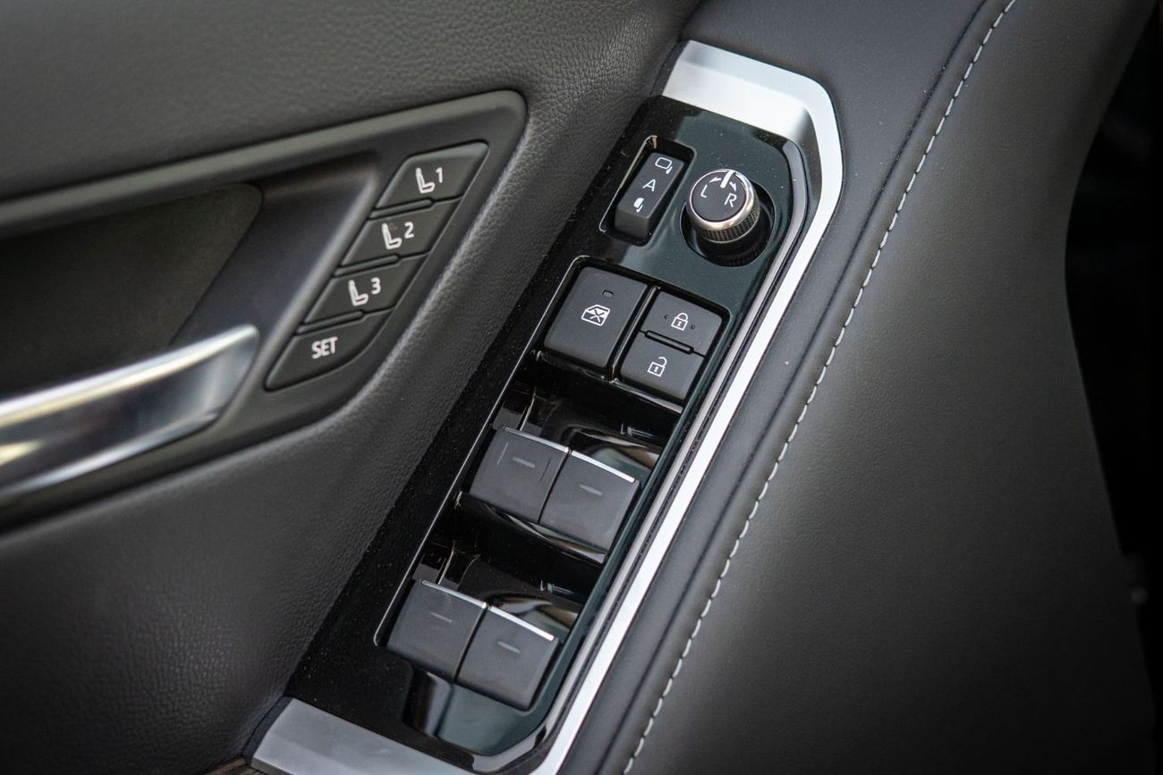 تويوتا لاند كروزر Landcruiser VXR without radar black with red and seats