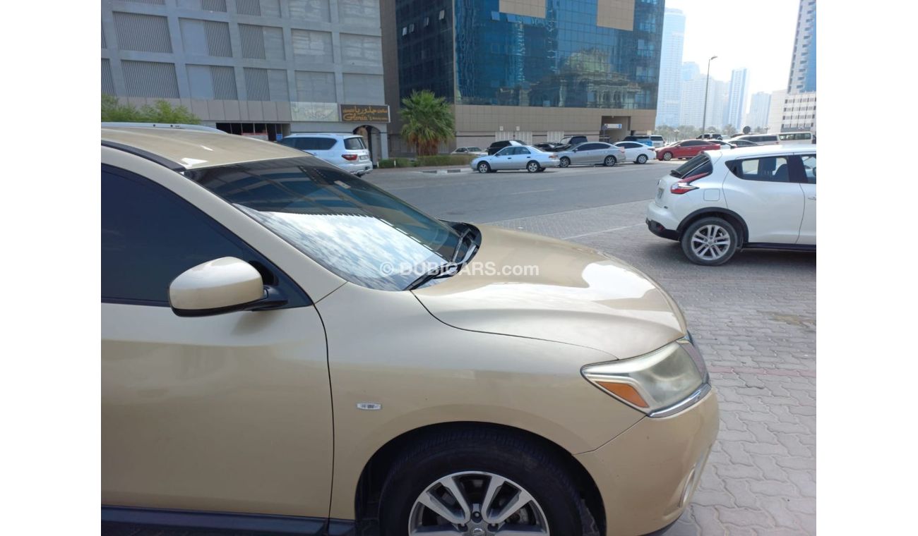 Nissan Pathfinder NISSAN_PATHFINDER_2014_CLEAN_NO_ACCIDANTS_GOLD