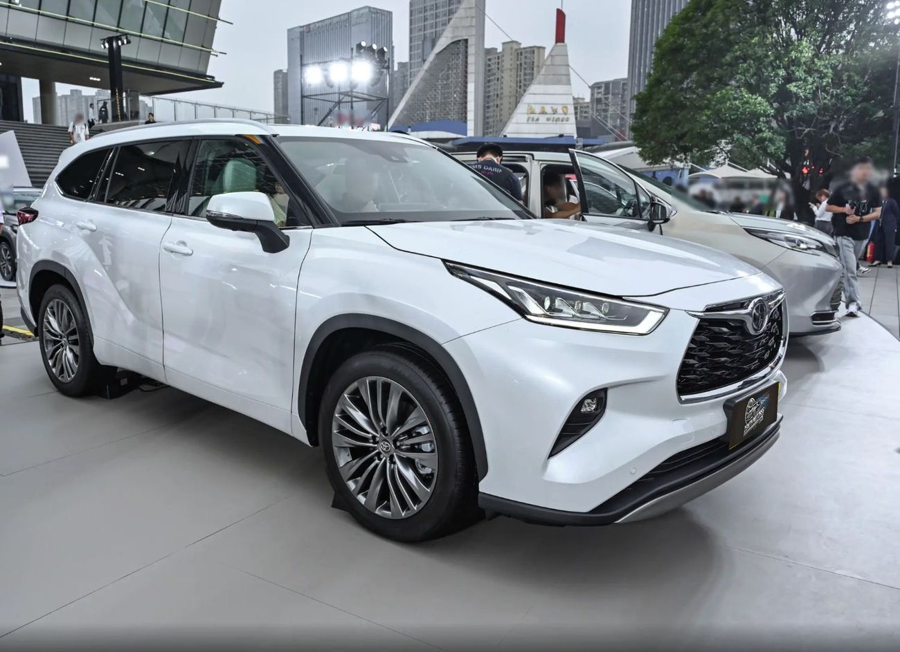 Toyota Highlander Hybrid 2.5L AWDSupreme Edition 7-Seater