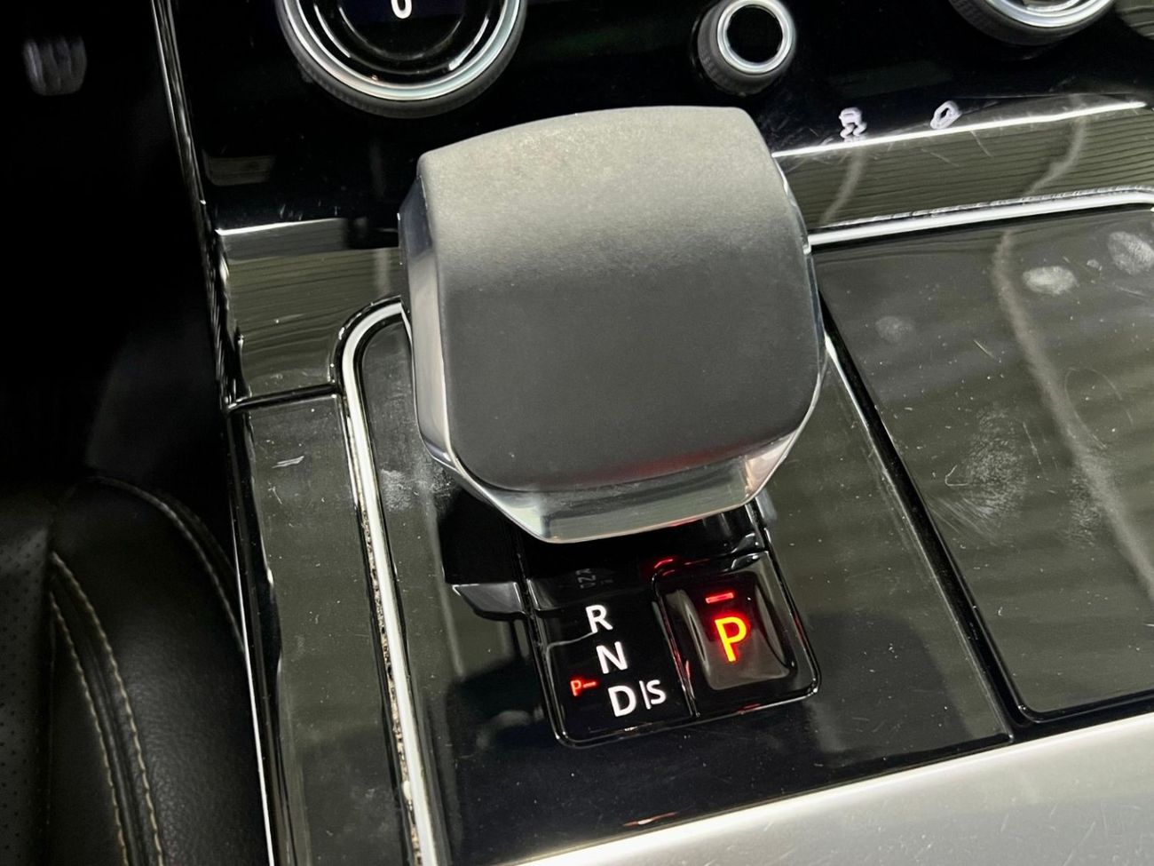 لاند روفر رينج روفر فيلار P250 R-Dynamic HSE 2.0L warranty one year bank financie available