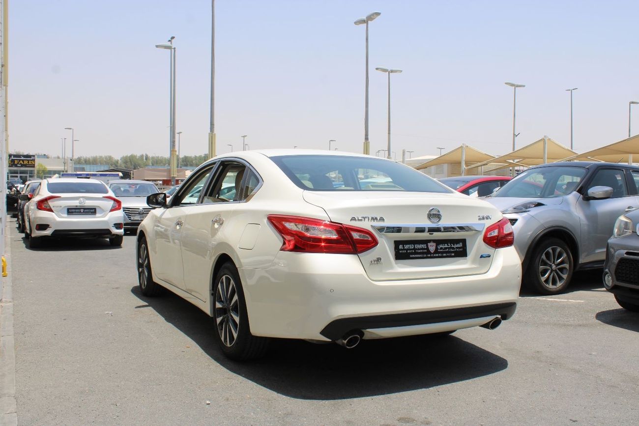Nissan Altima SV ACCIDENTS FREE - GCC - MID OPTION - PERFECT INSIDE OUT