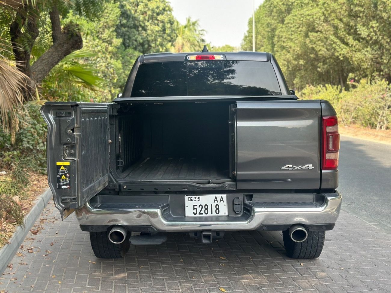 رام 1500 2022 Laramie | 5.7L HEMI V8 | 4x4 | Full Option | American Specs | Low mileage