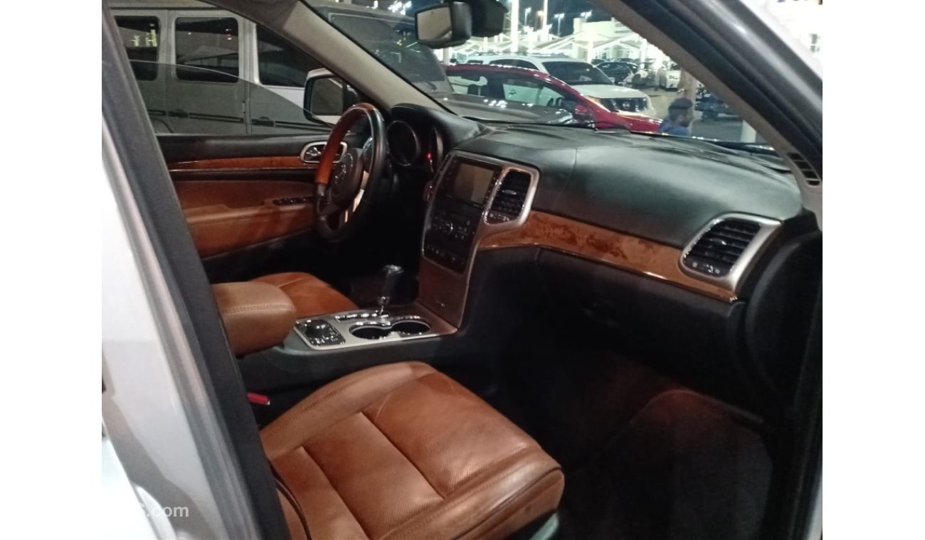 Jeep Grand Cherokee model 2012 GCC car prefect condition no need any maintenance full option full ser