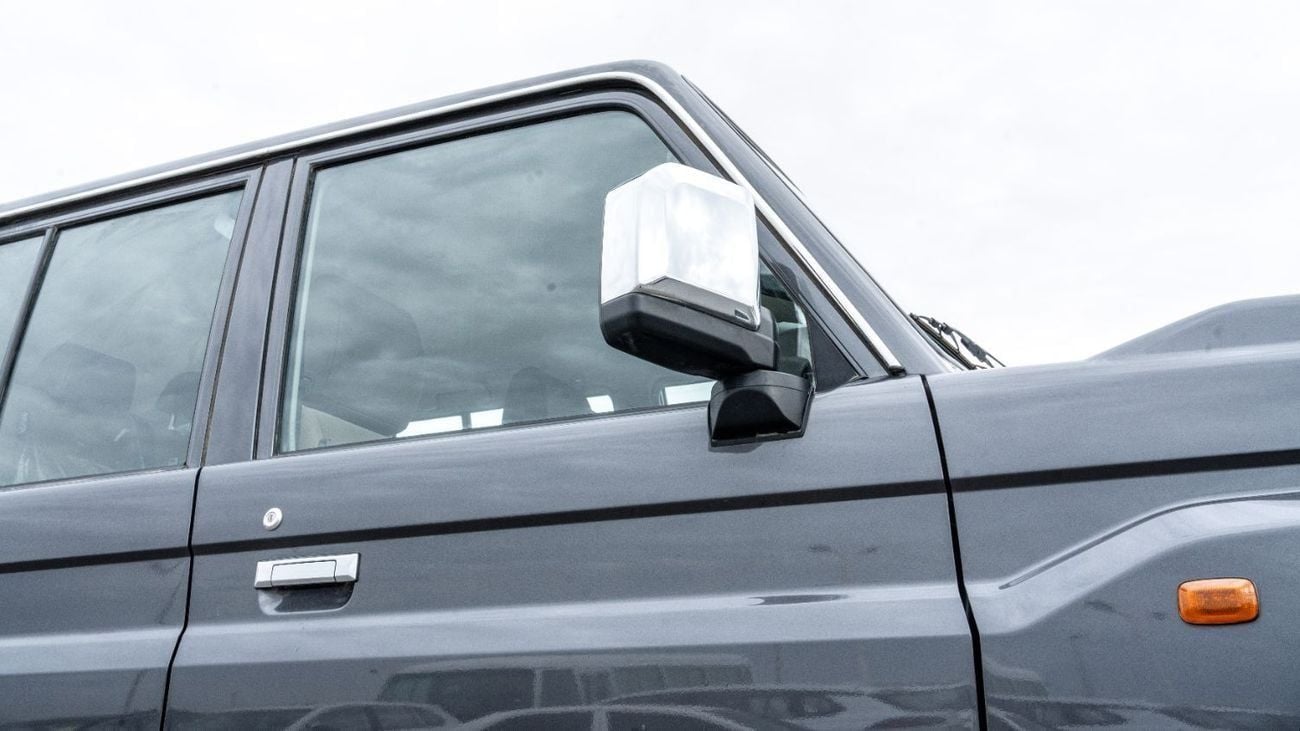 تويوتا لاند كروزر 70 Toyota Land Cruiser LC76 4.0L AT Petrol (Grey-Brown) Basic