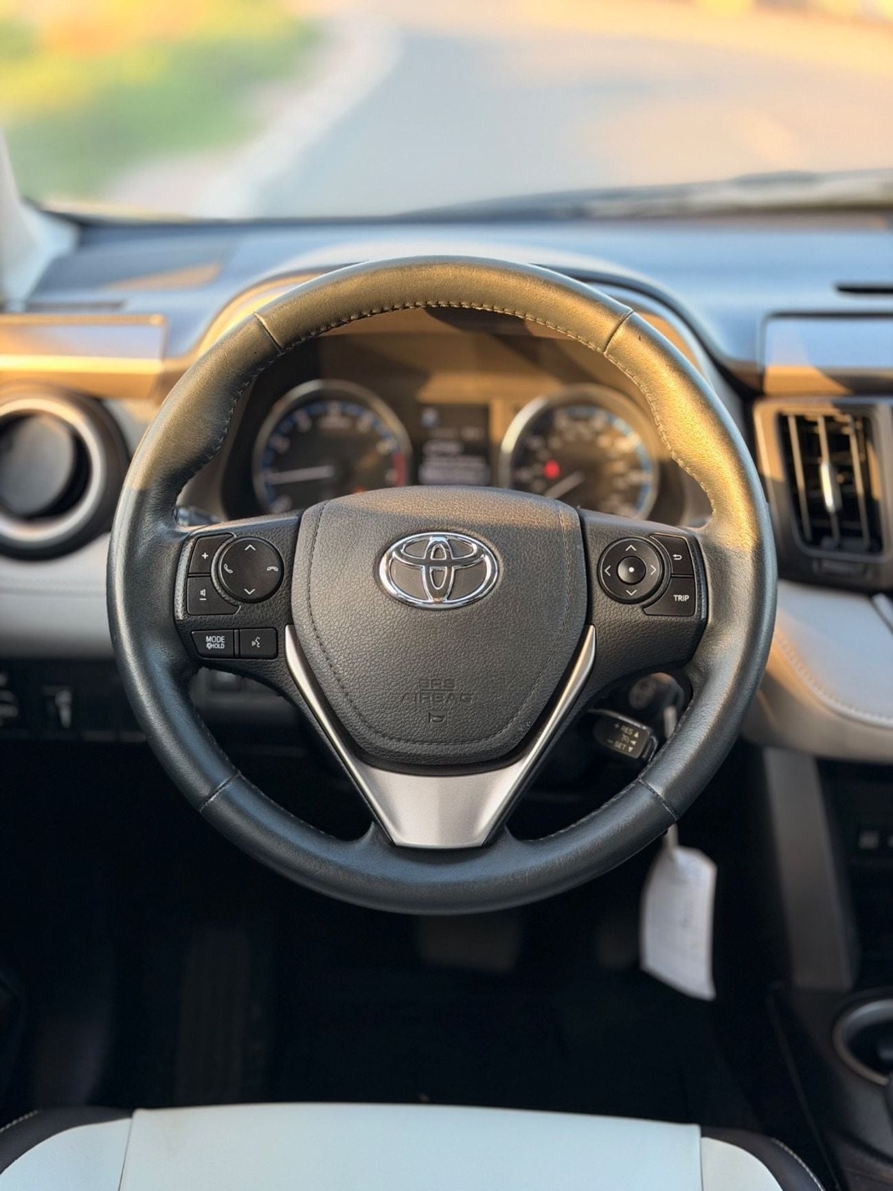 Toyota RAV4 XLE 2.5L 4x4 drive / sunroof, leather seats/ full option