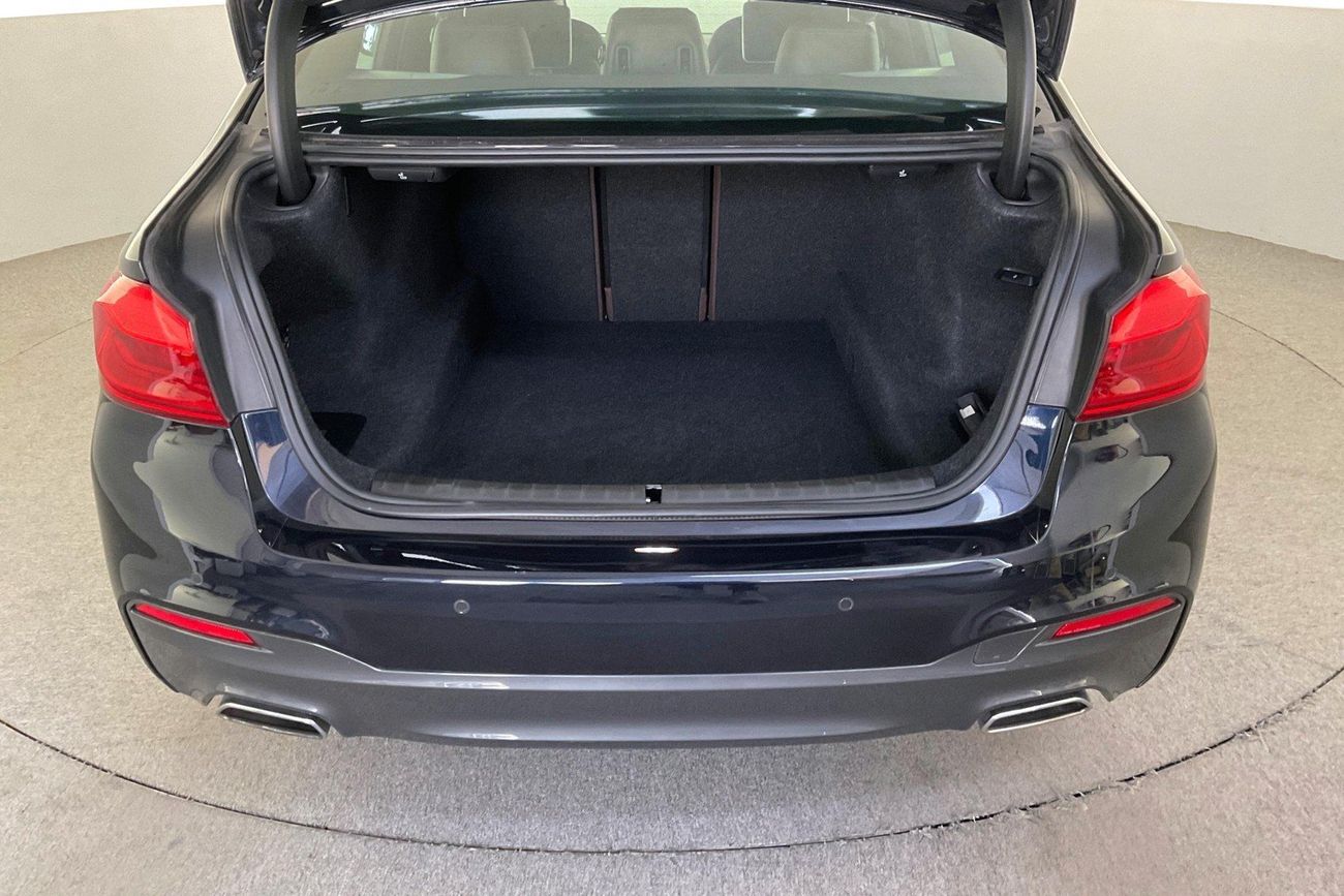 بي أم دبليو 530i Luxury + M Sport Package | شامل الضمان | 0 ﺪﻔﻋﺓ ﺃﻮﻟﻯ