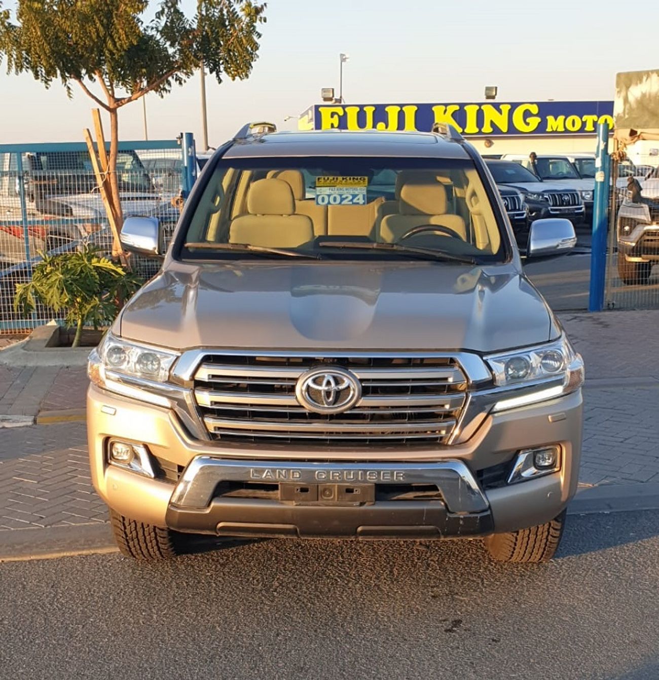 تويوتا لاند كروزر GXR - V6 - PETROL (FULL OPTION)