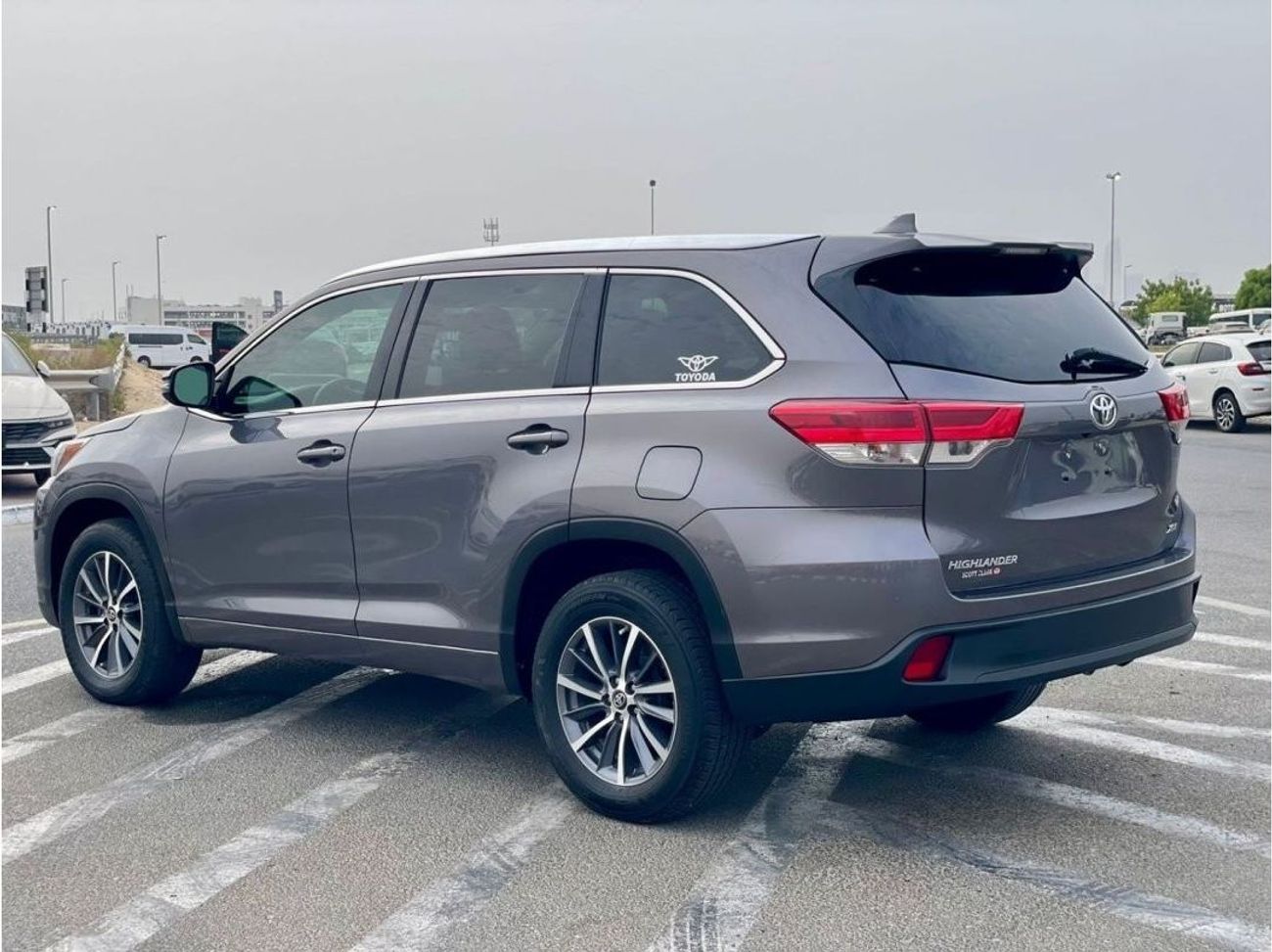 تويوتا هايلاندر 2017 Toyota Highlander XLE 3.5L V6 Full Option - 7 Leather Seats - Trunk Auto - 39,000 Mileage