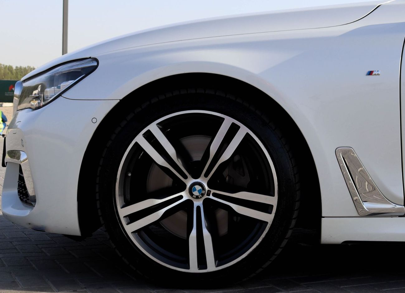 بي أم دبليو 750Li xDrive 4.4L (523 HP)