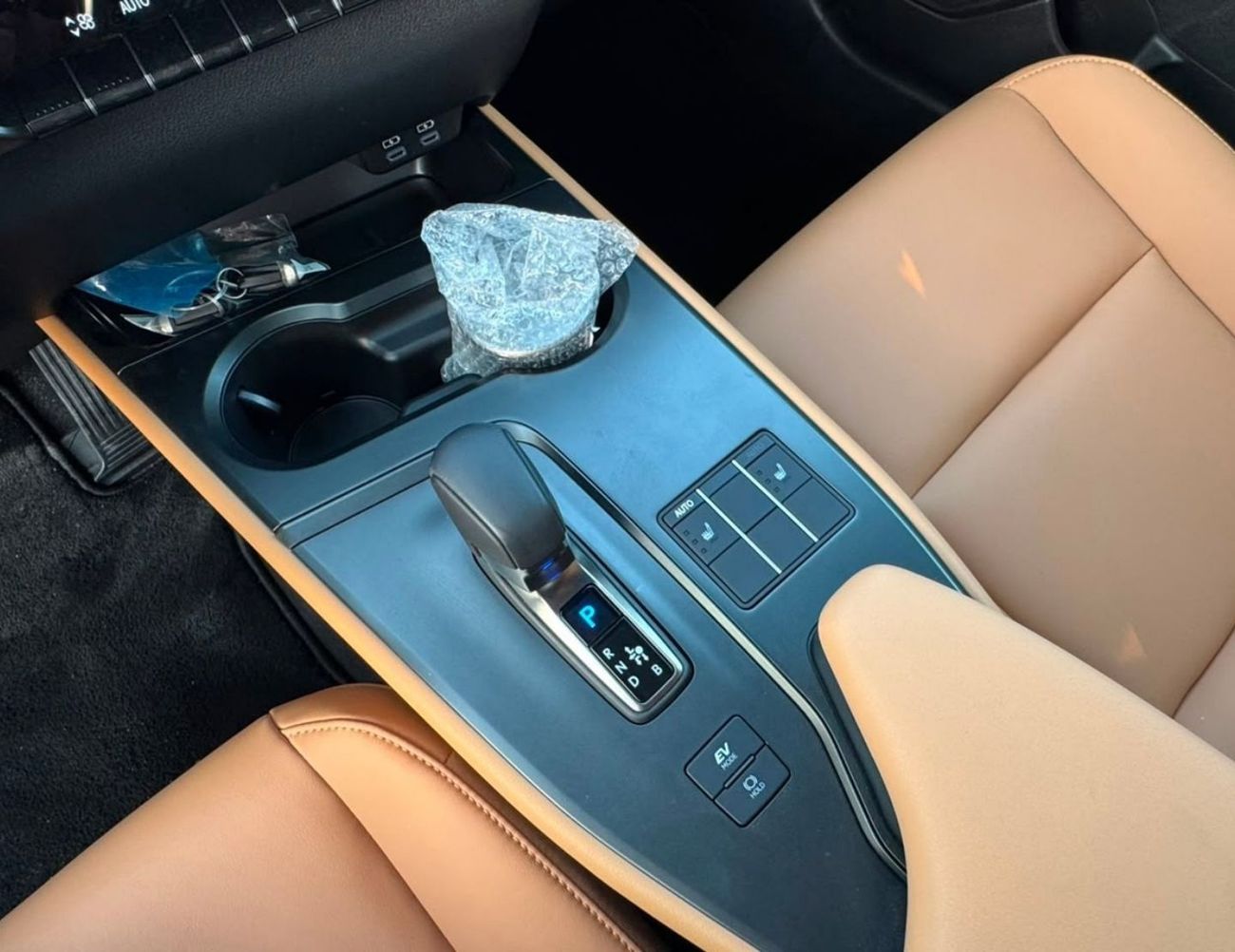 Lexus UX300h PREMIER PRIME HYBRID | 2.0L V4 | RADAR | LEATHER WITH PWR SEATS | SUNROOF | FULL OPTION (CODE # UX3HP)