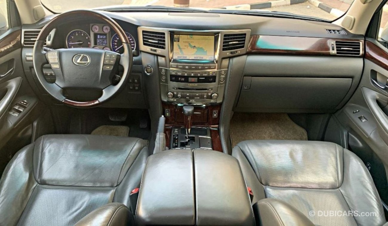 لكزس LX 570 GCC - LEXUS LX 570 - 2010 - FULL OPTION - EXCELLENT CONDITION - REAR SCREEN