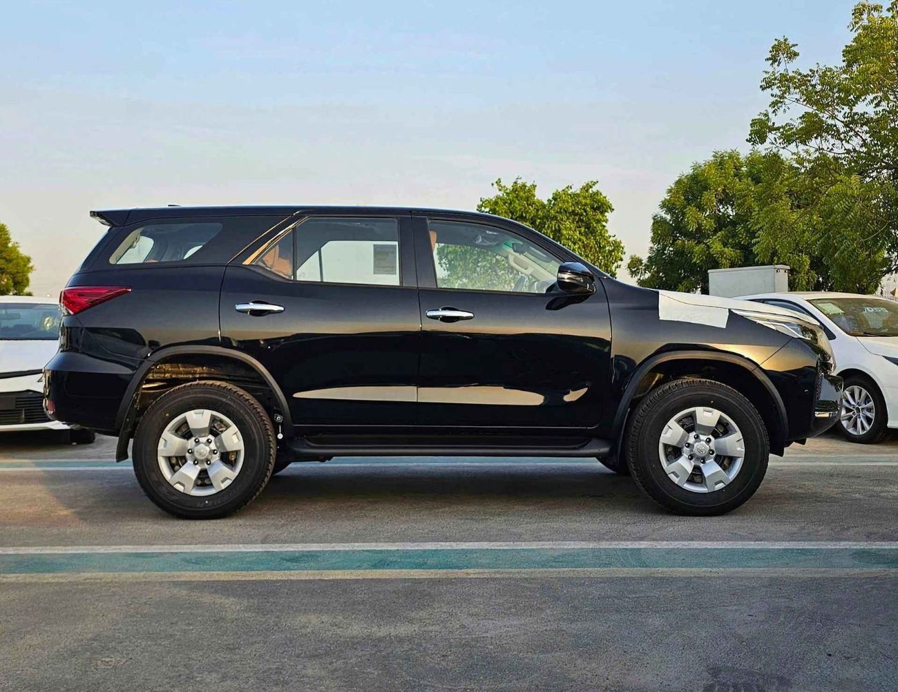 تويوتا فورتونر 2.4L V4 DIESEL / MANUAL A.C / DIFF LOCK / OVER FENDER / FOG LAMPS / CHROME HANDLE /CODE#FD24B