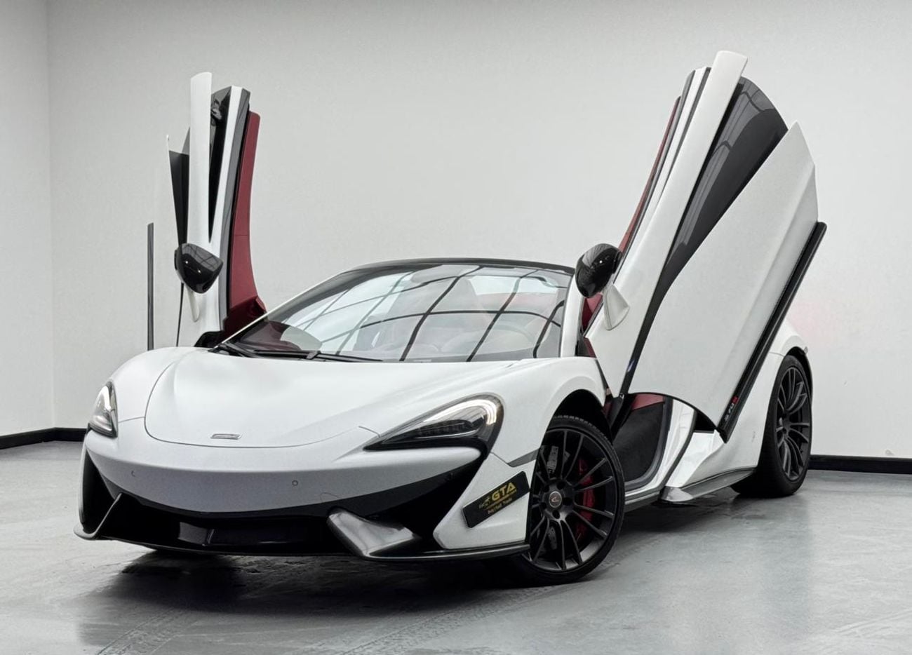 McLaren 570S 2018 McLaren 570s Spider, Full McLaren Service History, Excellent Condition, GCC