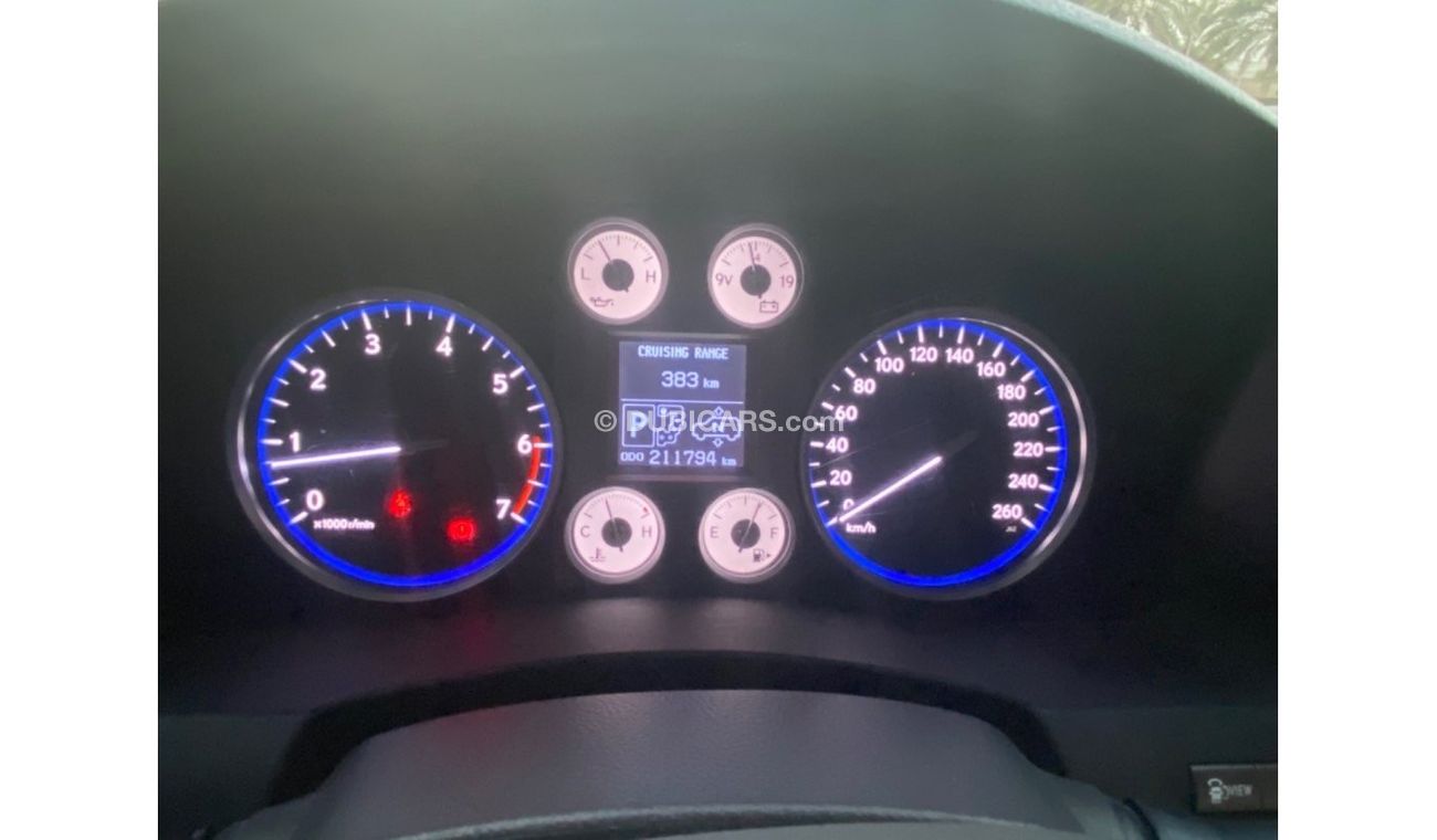 Lexus LX 570 exus LX 570 model 2011  G cc full options accident free original pant very very good condition clean