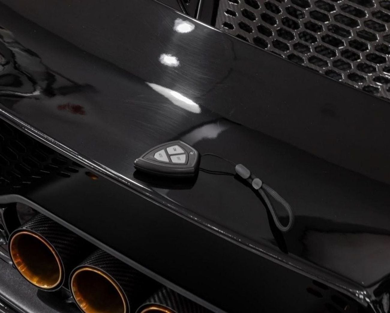 McLaren 720S Std 720-S UPGRADED TO 765-LT - GCC -EXHAUST SYSTEM + 999K GOLD IN EXHAUST + FULL CARBON FIBER EXTERI