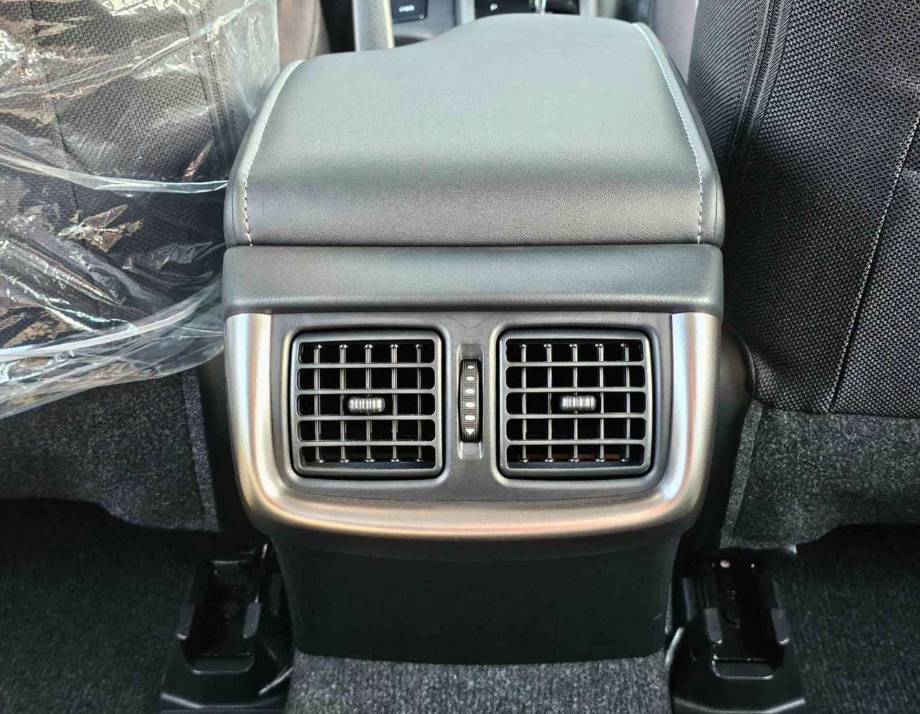 تويوتا هيلوكس SR5 WIDE BODY / 2.4L DIESEL V4 A/T / PUSH START/REAR CAMERA/REAR CHROME BUMPER (CODE # HLD5I)