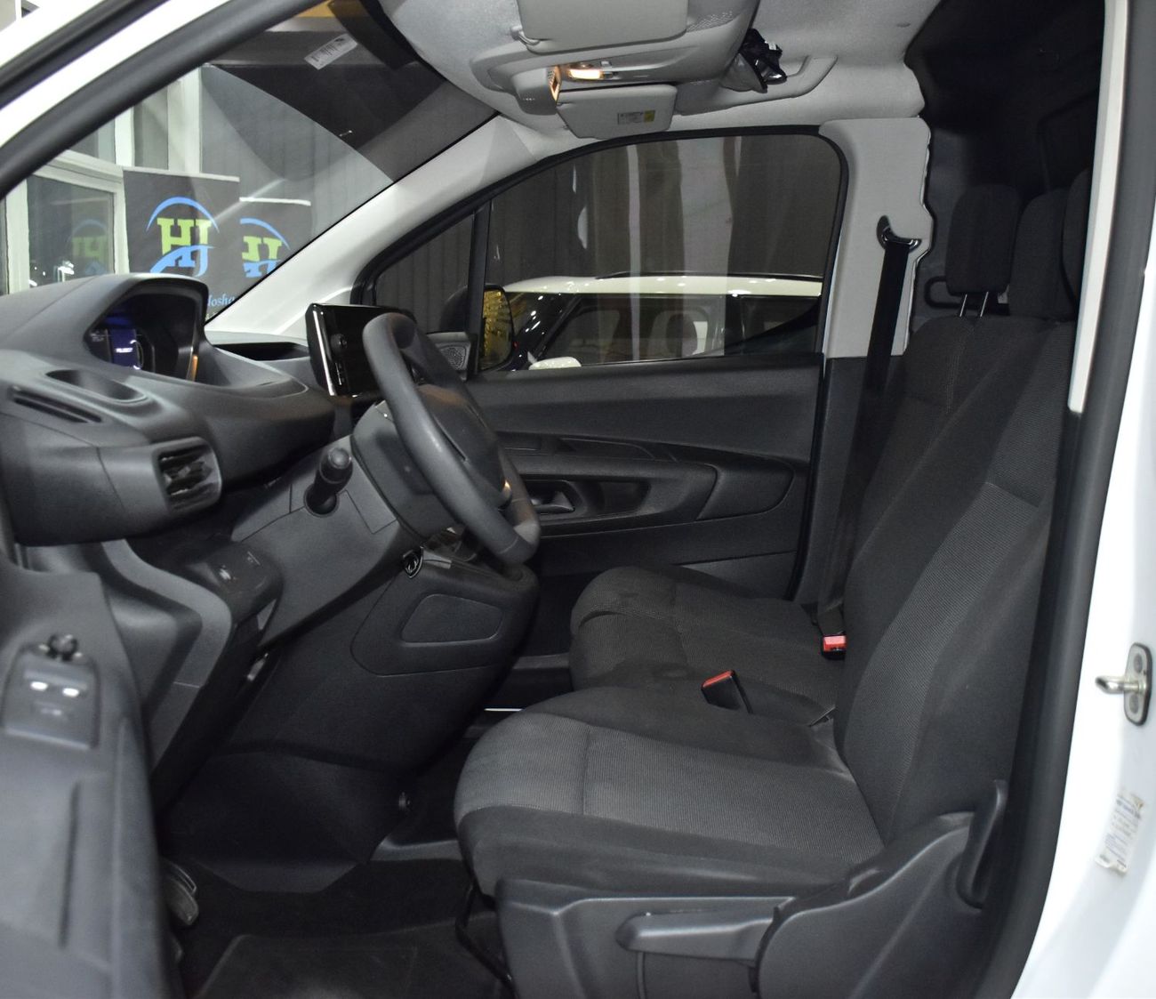 بيجو بارتنر EXCELLENT DEAL for our Peugeot Partner Chiller ( 2025 Model ) in White Color GCC Specs