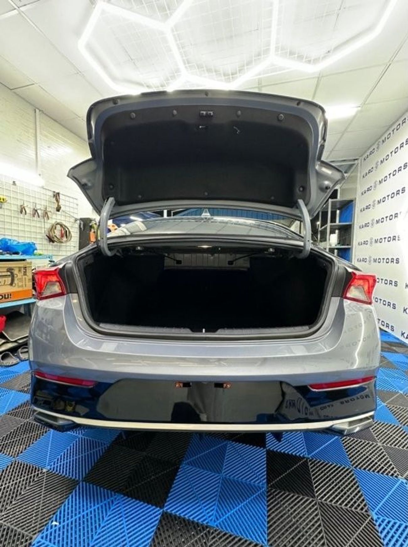 Kia K5 LX Kia K5 2021 1.6 turbo in good condition minimal damage with 100,000 km mileage