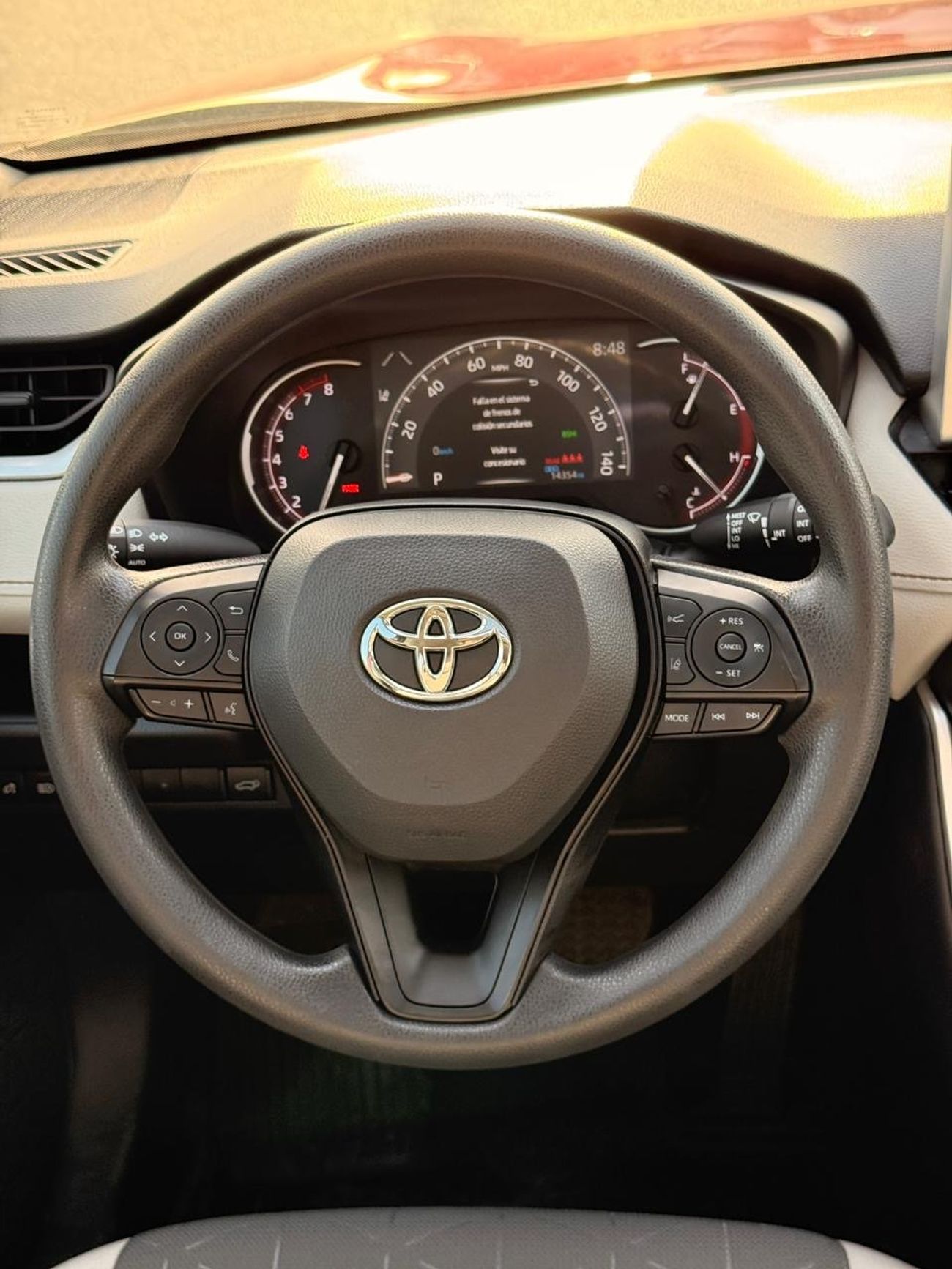 تويوتا راف ٤ XLE 2.5 L | sunroof, push start low mileage full option