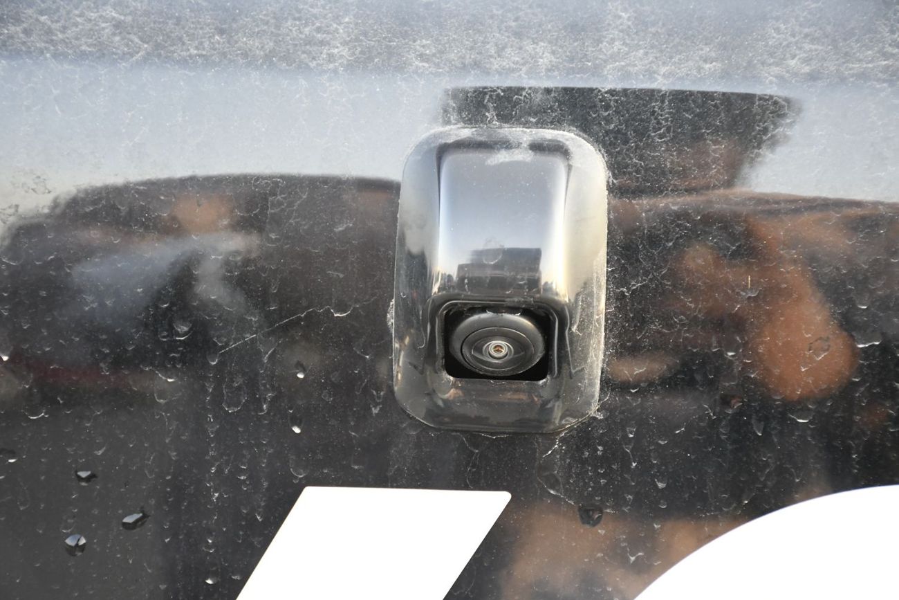 Toyota Hilux 2.7L V4 SR5 BSM Push Start full option ( Ready Stock )