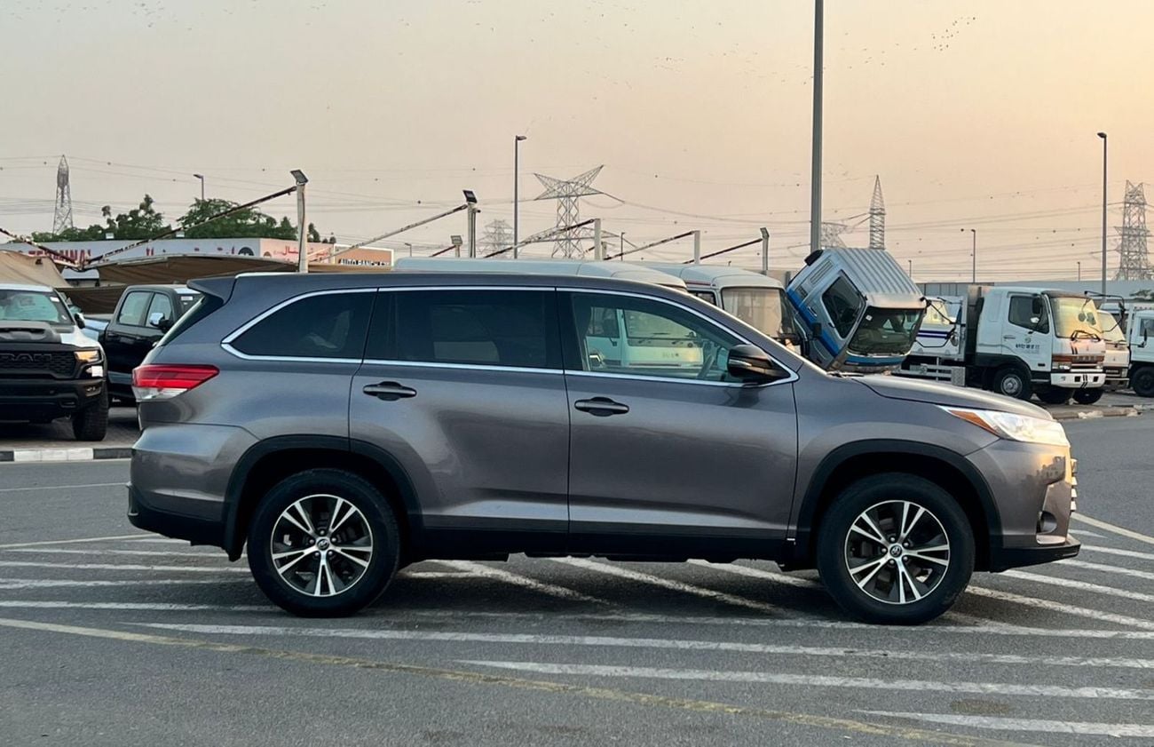 Toyota Highlander LE (NON GCC) 2019 Toyota Highlander 3.5L V6 - AWD 4x4 - Rear Camera - Leather seat 7 -