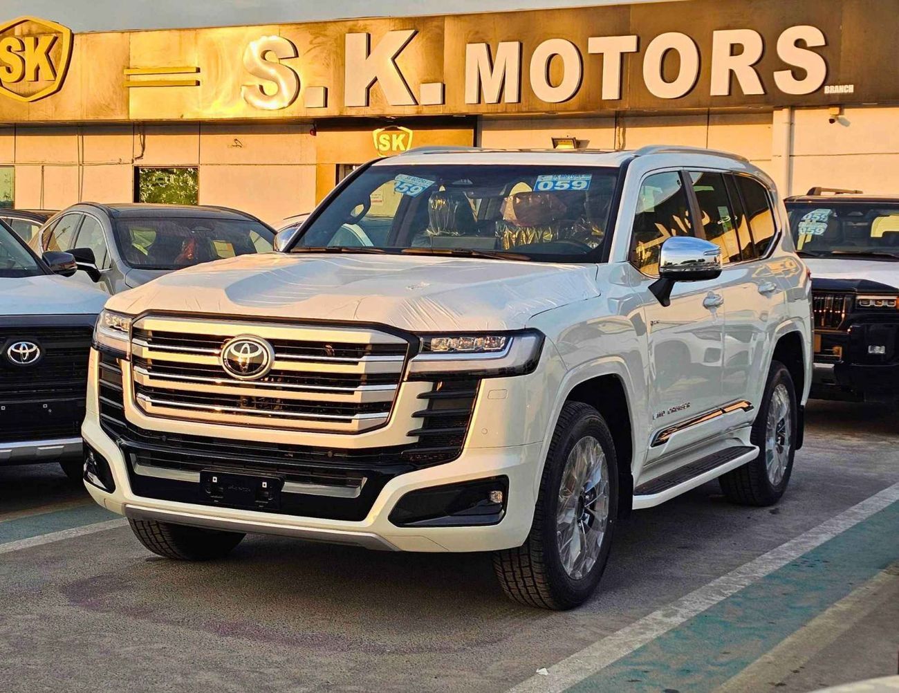 تويوتا لاند كروزر VX HYBRID / 3.5L V6 PETROL / RADAR / BIG DVD / JBL SPKRS / LETAHER WITH MEMORY SEATS (CODE # VXH25)