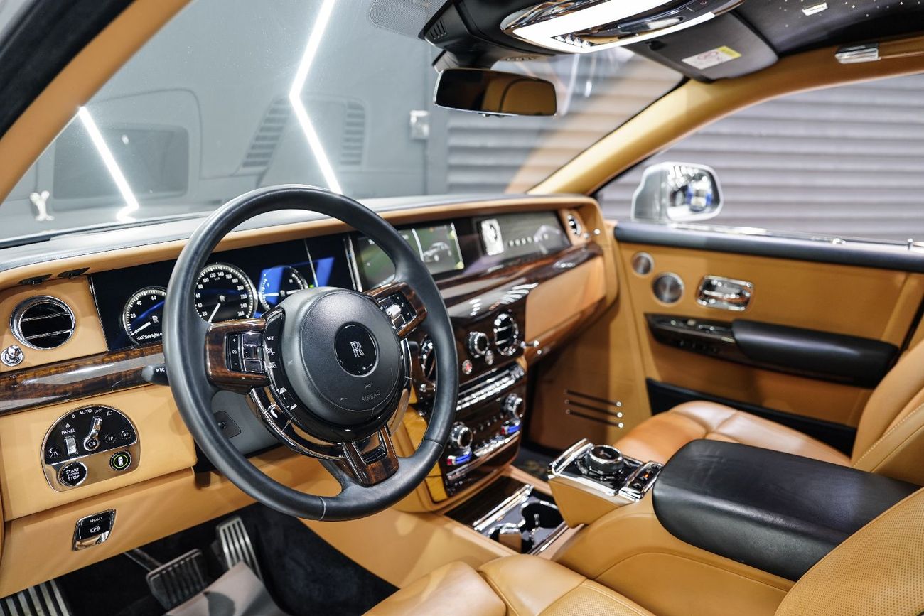 رولز رويس فانتوم Rear Entertainment, Bespoke Audio, Starlight Roof, GCC Spec!!