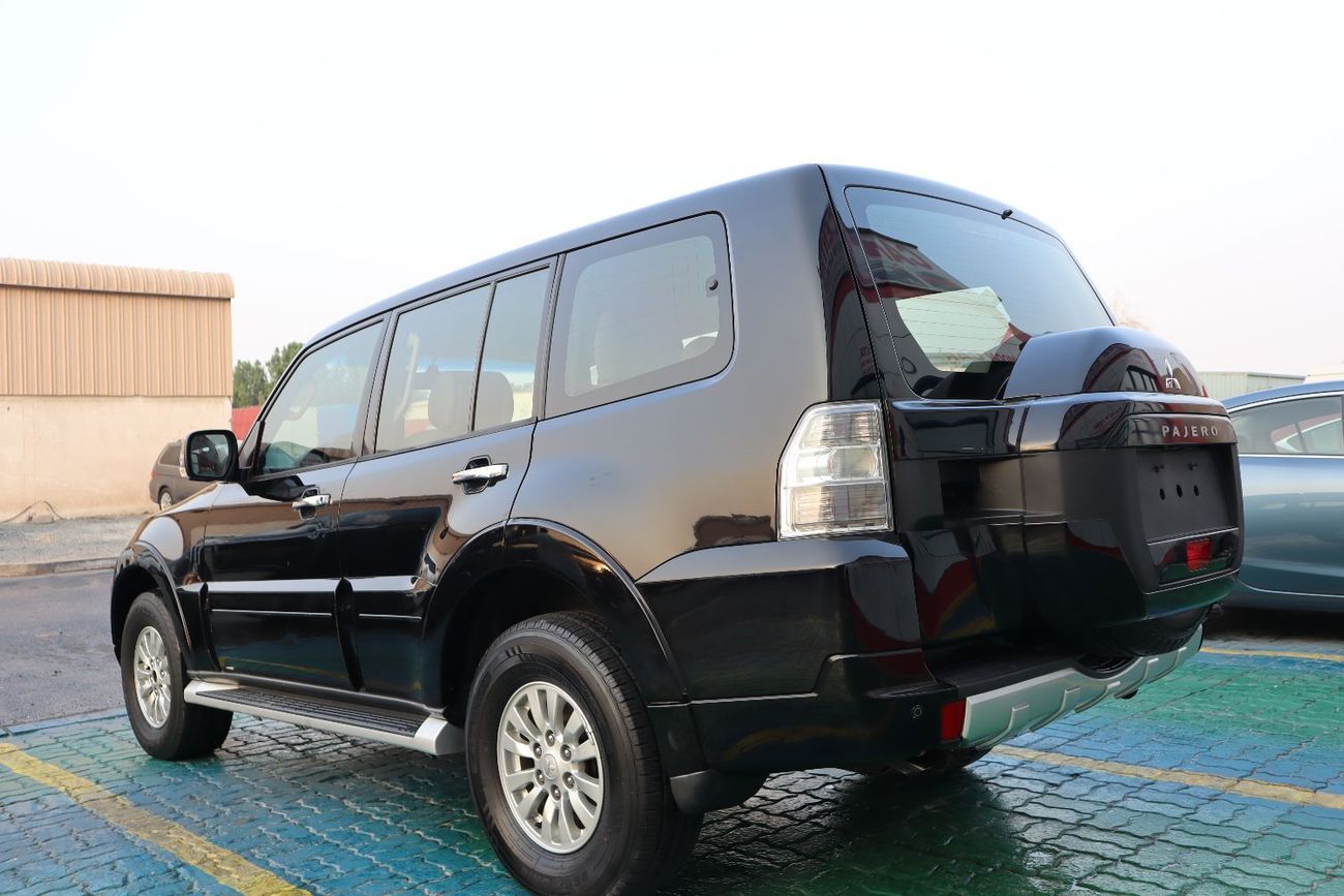 Mitsubishi Pajero GLS Base 3.5L (7 Seater)