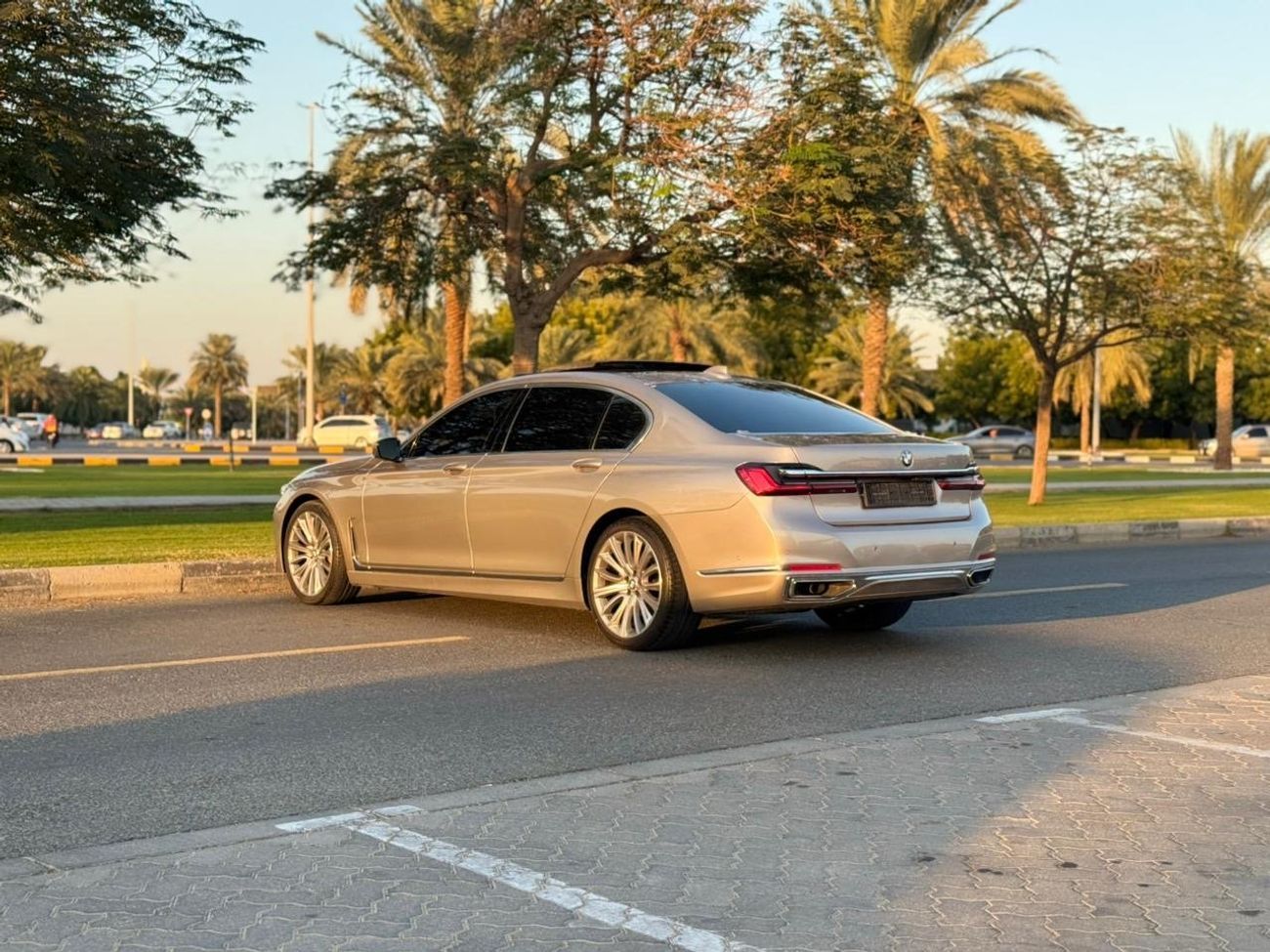 بي أم دبليو 730Li Luxury M Sport Package 2.0L