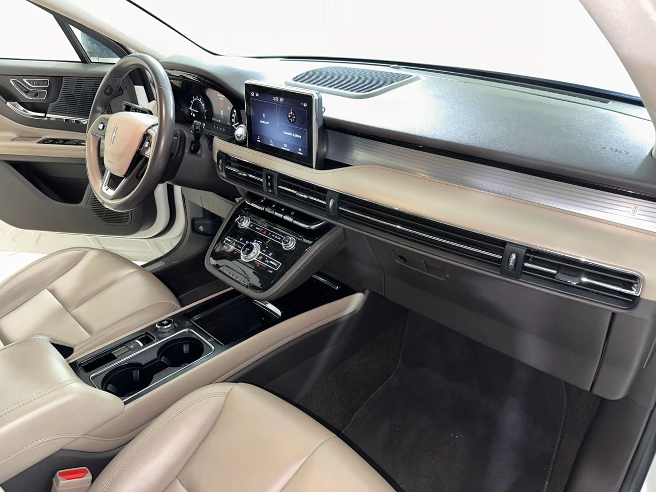 Lincoln Corsair STD AWD COR121 / FREE INSURANCE + REGISTRATION / AL TAYER MOTORS AL QOUZ SHOWROOM