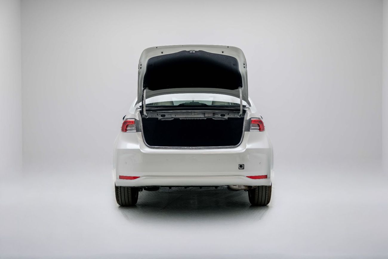 تويوتا كورولا XLI 2.0L - Platinum White Pearl Inside Fromage (Fabric) | Export Only